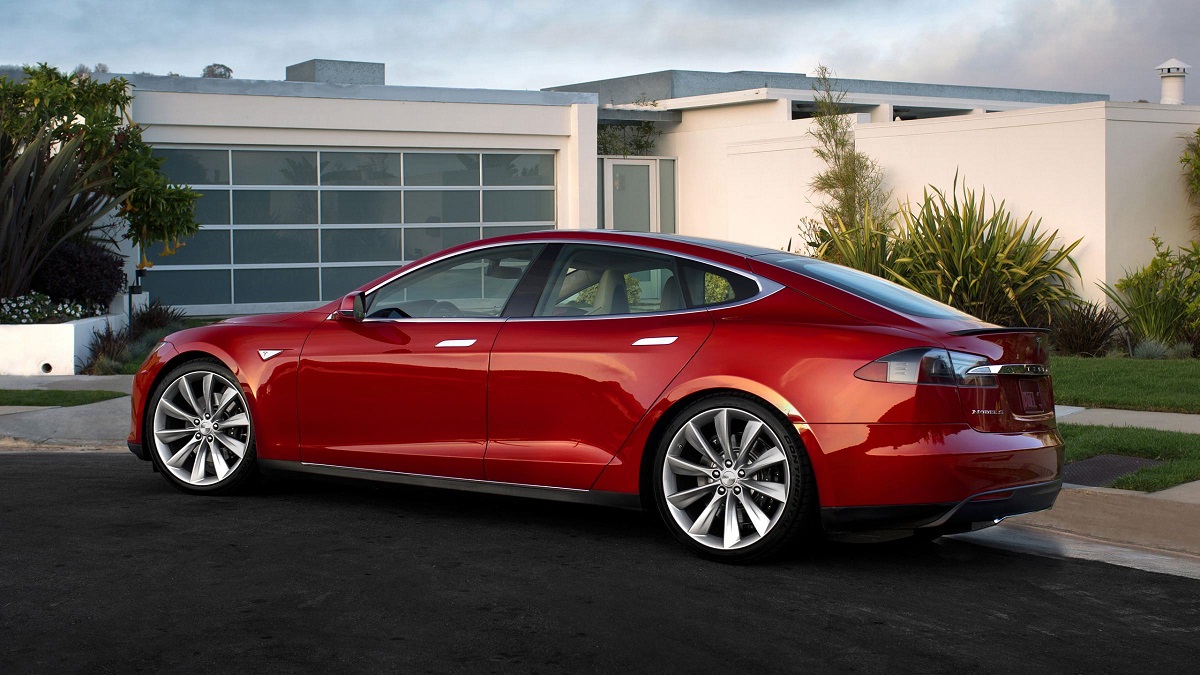 Tesla Model S “D”, Διπλός κινητήρας all wheel drive με αυτόματο πιλότο