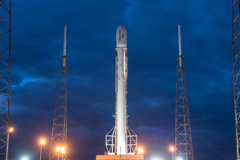 Falcon 9, ο πρώτος πύραυλος που επέστρεψε άθικτος στη γη