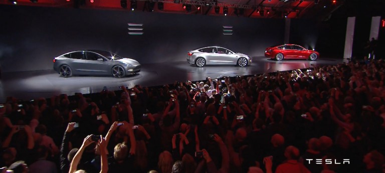Το Tesla Model 3 ξεπέρασε τις 232 χιλιάδες προπαραγγελίες